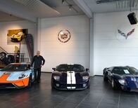 Der Geiger – Karl Geiger next to a Corvette Grand Sport.