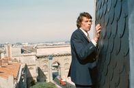 Die Filzlaus – Pignon (Jacques Brel) wurde erst vor kurzem von seiner Frau verlassen und ist seitdem depressiv - und selbstmordgefährdet.