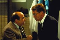 Junior – Der Genforscher Dr. Hesse (Arnold Schwarzenegger, r.) hat eine Wunderdroge entwickelt, die sichere Schwangerschaften gewährleisten soll. Unter Beihilfe des Gynäkologen Arbogast (Danny DeVito, l.) will er das Präparat an sich selbst testen ...