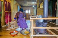 Thomas Junker unterwegs – Traditionelle Nudelherstellung in Bumthang (Bhutan); MDR FERNSEHEN THOMAS JUNKER UNTERWEGS - ZU DEN HIMMELSBERGEN (4) Uhr. Traditionelle Nudelherstellung in Bumthang (Bhutan)