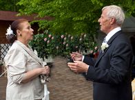 In aller Freundschaft – Charlotte (Ursula Karusseit) fragt Otto (Rolf Becker) nach Martins Verbleib. Otto, der weiß, dass Martin gerade den Trauzeugen operiert, will Charlotte nicht unnötig aufregen und bittet sie noch um etwas Geduld.