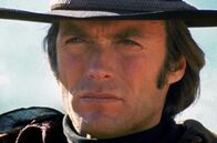 Sinola – Joe Kidd (Clint Eastwood) steht in der US-amerikanischen Kleinstadt Sinola wegen Wilderei vor Gericht.