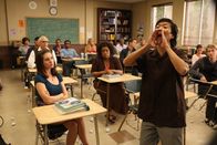 Community – Annie (Alison Brie, vorne l.), Pierce (Chevy Chase, 3.v.l.), Shirley (Yvette Nicole Brown, M.) und Senor Chang (Ken Jeong, vorne r.)