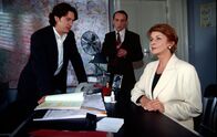 Kommissar Rex – In der Kabine eines Schönheitssalons erstickt eine Kundin. Die Sektfabrikantin und beste Freundin der Toten, Karla Wilke (Senta Berger, r.), wird von Kommissar Moser (Tobias Moretti, l.) und Stockinger (Karl Markovics, M.) nach ihrem Alibi befragt ...
