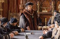 Wolf Hall – Im House of Lords finden hitzige Debatten über die bevorstehende Hochzeit von Henry VIII. statt, die Cromwell (Mark Rylance, Mi.) befürwortet hat.