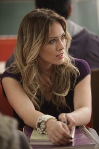 Community – Bei einer Vorlesung über Frauenfragen werden die Mädels der Lerngruppe von "Läster-Schwester" Meghan (Hilary Duff) und ihren biestigen Freundinnen von ihren Plätzen verjagt ...
