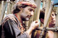 Apocalypse Now Redux – Ein Kriegsreporter (Dennis Hopper - links) versucht, so nah wie möglich an Colonel Kurtz heranzukommen, wobei ihm Willard (Martin Sheen - rechts) helfen könnte. Daher hilft er Willard, frei zu kommen.
