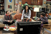 The Big Bang Theory – (v.li.) Johnny Galecki (Leonard), Jim Parsons (Sheldon), Aarti Mann (Priya), Simon Helberg (Howard).