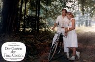 Der Garten der Finzi Contini – Micòl (Dominique Sanda) und Giorgio (Lino Capolicchio) bei einem romantischen Spaziergang, auf dem sie sich an ihre sorglose Kindheit erinnern