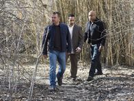 Navy CIS: L.A. – Callen (Chris O'Donnell, l.) und Sam (LL Cool J, r.) werden in eine Falle gelockt und von einer IS-Zelle, die in Los Angeles operiert, entführt. Dort treffen sie auf Martin Smair (Jaylen Moore, M.), der sich als Mitgefangener ausgibt. Doch können sie ihm wirklich trauen?