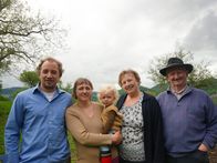 Heimatleuchten – Das Bauernpaar Agnes (2.v.l.) und Matthias (l.) Penner mit ihrem Sohn Benjamin (2) und Matthias´ Eltern auf ihrem Hof in Povat in der Wachau.