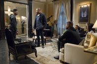 Empire – Hakeem (Bryshere Y. Gray, l.) wurde wieder freigelassen. Während sich Jamal (Jussie Smollett, M.), Andre (Trai Byers, 2.v.r.), Lucious (Terrence Howard, 2.v.l.) und Cookie (Taraji P. Henson, r.) um ihn sorgen, ist er wütend auf Lucious, da er nur entführt wurde, weil er dessen Sohn ist ...