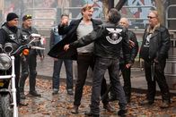 Huck – Huck (Patrick von Blume, 4.v.l.) stattet den Cannstatt Outlaws Rockern einen Besuch ab. Weiss sein alter Kumpel Tommy (Bernhard Leute, 3.v.r.), dass seine Leute Schutzgeld von Cem erpressen wollen?