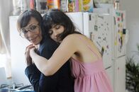 Our Idiot Brother – v.li.: Cindy (Rashida Jones), Natalie (Zooey Deschanel)