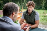Sturm der Liebe – Noah (Christopher Jan Busse, r.) wird nachdenklich, als Markus (Timo Ben Schöfer, l.) glaubt, damals mit Vincent richtig entschieden zu haben.