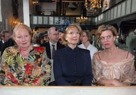 Luises Versprechen – Luise (Christiane Hörbiger, Mitte), ihre Tochter Charlotte (Margarita Broich, re.) und ihre Haushälterin Rita (Ulrike Bliefert) bei einer feierlichen Hochzeit.