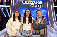 Quizduell - Olymp – Moderatorin Esther Sedlaczek (M.) mit den Kandidat:innen des Teams "Börse": Anja Kohl (l.) und Markus Gürne (r.).