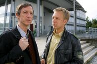 Die Rosenheim-Cops – Als das Alibi von Prof. Franz Blum (Christian Wittmann, l.) wackelt, wird Polizist Michael Mohr (Max Müller, r.) misstrauisch.