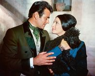 Die Comancheros – Paul Regret (Stuart Whitman, l.); Pilar Graile (Ina Balin, r.)