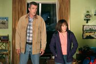 The Middle – Frankie (Patricia Heaton, r.) und Mike (Neil Flynn, l.) sind entsetzt, als sie nach Hause kommen und feststellen, dass ein Loch in ihrer Fensterscheibe klafft. Obwohl die Kinder ihre Unschuld beteuern, erkennen die beiden deren Schwindelei und haben auch schon die passende Bestrafung parat ...