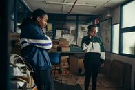 The Outlaws – Christian Taylor (Gamba Cole, l.); Esme (Aiyana Goodfellow, r.)