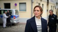 SOKO Wismar – Wankend zwischen Trauer und Leere, Wut und Schmerz, nimmt Karoline Joost (Nike Fuhrmann, M.) all ihre Kraft zusammen, um ihrer Freundin Gerechtigkeit widerfahren zu lassen und den grausamen Femizid aufzuklären! Doch Chefkommissar Jan-Hinrich Reuter zweifelt an ihrer Selbstbeherrschung und will Kommissar Lars Pöhlmann erst einmal allein ermitteln lassen.