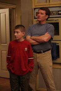 Malcolm mittendrin – Sind geschockt, als sie sehen was Chad gemacht hat: Dewey (Erik Per Sullivan, l.) und Hal (Bryan Cranston, r.) ...