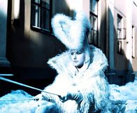 Märchenhafte Weihnachten: Die Schneekönigin – Die SchneekĂ¶nigin (Natalia Klimova) ist auf dem Weg zum Haus der GroĂźmutter von Kai und Gerda, um den ahnungslosen Kai zu sich zu holen.Â