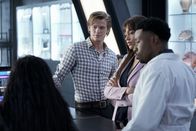 MacGyver – (v.l.n.r.) MacGyver (Lucas Till), Leanna Martin (Reign Edwards) und Wilt Bozer (Justin Hires)