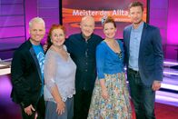 Meister des Alltags – v.li. Guido Cantz, Alice Hoffmann, Bodo Bach, Enie van de Meiklokjes und Florian Weber.