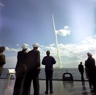 Inside NATO – Die 60er-Jahre stehen im Zeichen der Aufrüstung: US-Präsident Kennedy begutachtet den Abschuss einer Rakete.