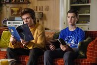 Young Sheldon – Connor (Joe Apollonio, l.); Sheldon Cooper (Iain Armitage, r.)