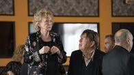 Das Begräbnis – Hildegard (Christine Schorn) und Klaus (Jörg Gudzuhn) tragen offene Wunden der Vergangenheit.