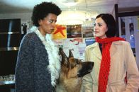 Kommissar Rex – (v.li.) Arabella Kiesbauer (Nina Klaus), Doris Golpashin (Marion Jürgens).
