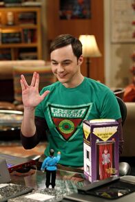The Big Bang Theory – Nach einem Geschenk von Penny glaubt Sheldon (Jim Parsons), von Mr. Spock verfolgt zu werden ...