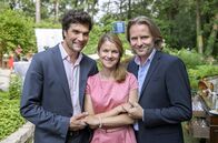 Sturm der Liebe – Sturm der Liebe feiert Jubiläum: in der Folge 3000 (voraussichtlicher Sendetermin: 20.09.2018) dreht sich passend dazu alles um den 75. Geburtstag von Werner Saalfeld und sein rauschendes Geburtstagsfest. Arbeitsfoto: Beim Jubiläumsdreh mit dabei (v.l.n.r.): Moritz Tittel (Konstantin), Lucy Scherer (Marlene) und Erich Altenkopf (Michael),