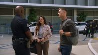 The Rookie – Officer Tim Bradford (Eric Winter, r.) und Lucy Chen (Melissa O'Neil, M.) erhalten vom Polizeichef Wade Grey (Richard T. Jones, l.) die Anweisung, gemeinsam Streife zu fahren. Damit sind sie zum ersten Mal nicht nur als Team, sondern auch als Paar unterwegs.