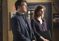 Castle – Beckett (Stana Katic, r.) und Castle (Nathan Fillion, l.) kommen dahinter, dass der Ermordete offensichtlich ein Doppelleben führte ...