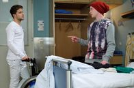 In aller Freundschaft – Der 16-jährige Dominik Lorenz (Jonah Rausch, rechts) ist von seiner Krebsbehandlung gezeichnet. In der Sachsenklinik soll er nun auf eine Knochenmarkstransplantation vorbereitet werden. Er macht Kris Haas (Jascha Rust, links) gleich eine klare Ansage: Er will weder in Watte gepackt, noch mit Mitleid übergossen werden. Kris wird sich alle Mühe geben, doch Dominiks Schicksal geht im sehr nah.