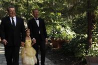 Modern Family – Cameron (Eric Stonestreet, l.) und Mitchell (Jesse Tyler Ferguson) mit Lily (Aubrey Anderson-Emmons)