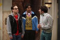 The Big Bang Theory – Leonard (Johnny Galecki, l.), Rajesh (Kunal Nayyar, M.) und Howard (Simon Helberg, r.) wollen aus dem Trott ausbrechen, in dem sie stecken und gehen deshalb in eine Bar. Doch sie können nicht aus ihrer Haut ...