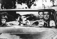Hausboot – Tom Winston (Cary Grant) ist mit der Italienerin Cinzia (Sophia Loren) und seinen Kindern Robert (Charles Herbert), David (Paul Petersen) und Elisabeth (Mimi Gibson) unterwegs zu seinem neuen Domizil.