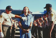 Con Air – Einst war Cameron Poe (Nicolas Cage, M.) ein hochdekorierter Soldat - bis er vor acht Jahren einen Mann tötete, um seine schwangere Frau zu verteidigen. Nach seiner Entlassung aus dem Gefängnis steht nun der Heimflug zu seiner Frau und Tochter an, mit an Bord: Ausgerechnet eine Gruppe Schwerstkrimineller, die in ein Hochsicherheitsgefängnis verlegt werden soll ...
