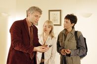 Doppelter Einsatz – Sabrina (Despina Pajanou, re.) und Caro (Eva Herzig) sprechen mit Ralf Eggers (Udo Wachtveitl), dessen Frau ermordet wurde.