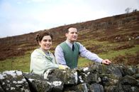 Der Doktor und das liebe Vieh – Helen Alderson (Rachel Shenton) und James Herriot (Nicholas Ralph, r).