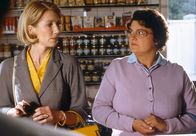 Tach Herr Dokter - Der Heinz-Becker-Film – Weil Frau Schenkberg (Petra Zieser, li.) die "Frau Doktor" ist, hat Hilde Becker (Sabine Urig, re.) auch kein Problem damit, dass sie zuerst bedient wird.