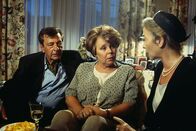 Alle meine Töchter – 8. Sigrid Hohdorf (Christine Ostermayer, re.) fühlt sich wohl im Kreis der Familie Sanwaldt (Günter Mack als Berthold Sanwaldt und Andrea Brix als Tante Mathilde.
