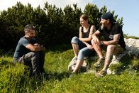 Berghütten mit Marcus Fahn – Die Pächter des Stöhrhauses Florian und Karina mit Marcus Fahn im Gespräch draußen.
