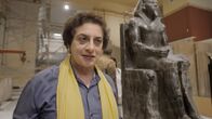 Universum History – Die Ägyptologin Salima Ikram vor einer alten Statue.