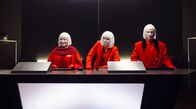 Kroymann – Populismus (Moritz Heidelbach, r.), Werbung (Helge Mark Lodder, Mitte) und Maren Kroymann (l.) halten in der Algorithmus-Zentrale die Stellung.